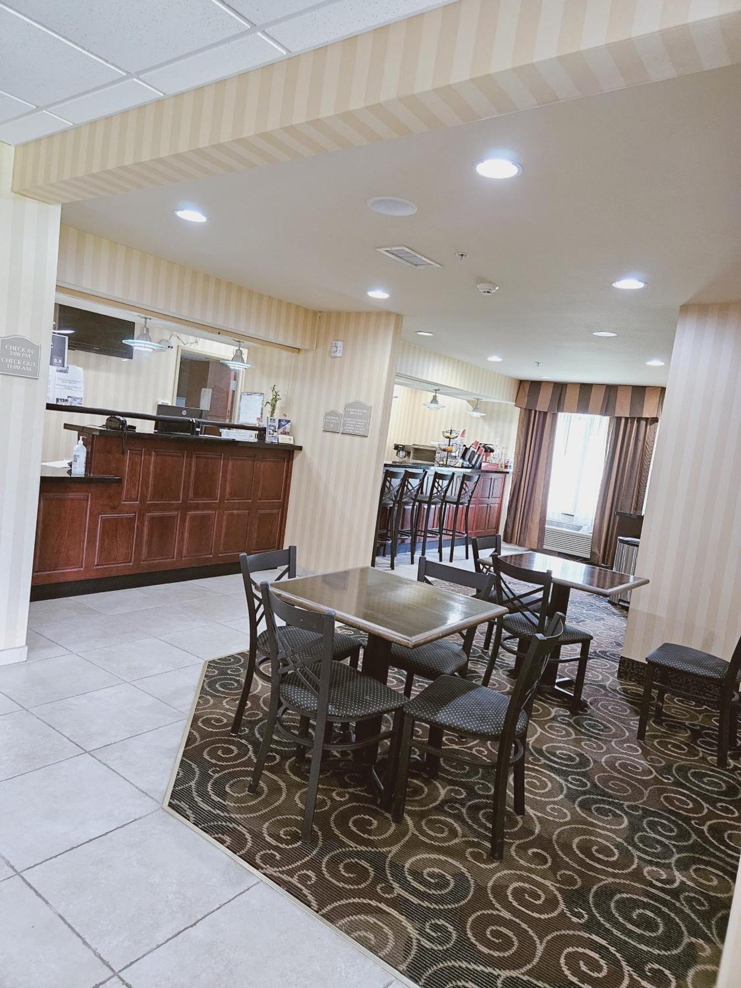 Cobblestone Inn & Suites - Bloomfield Exteriör bild