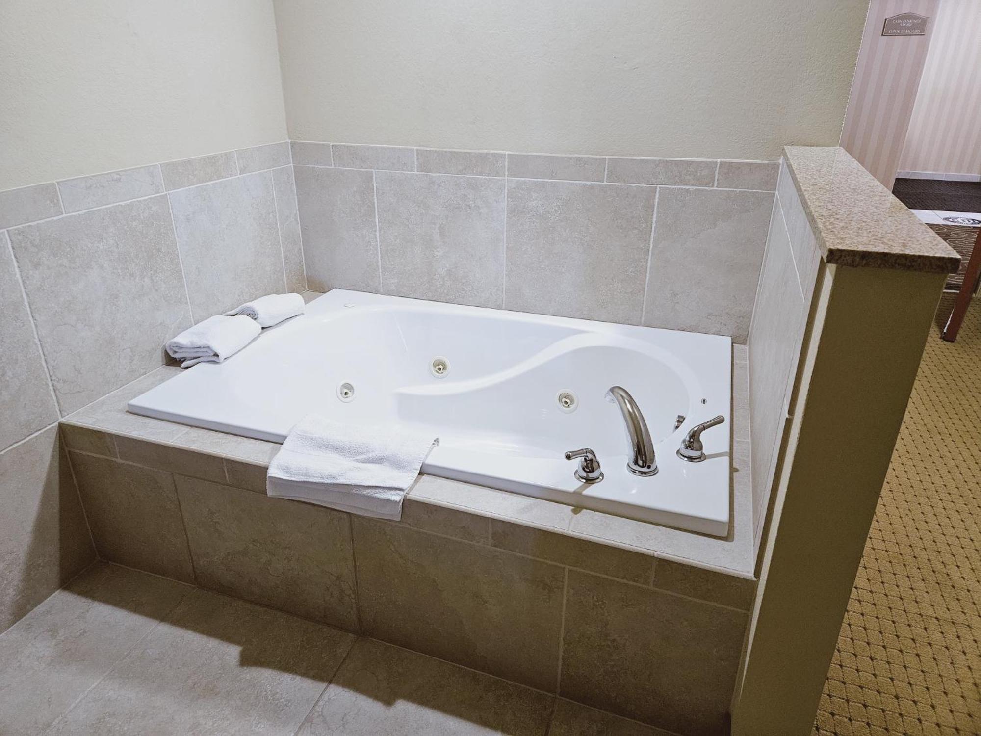 Cobblestone Inn & Suites - Bloomfield Exteriör bild