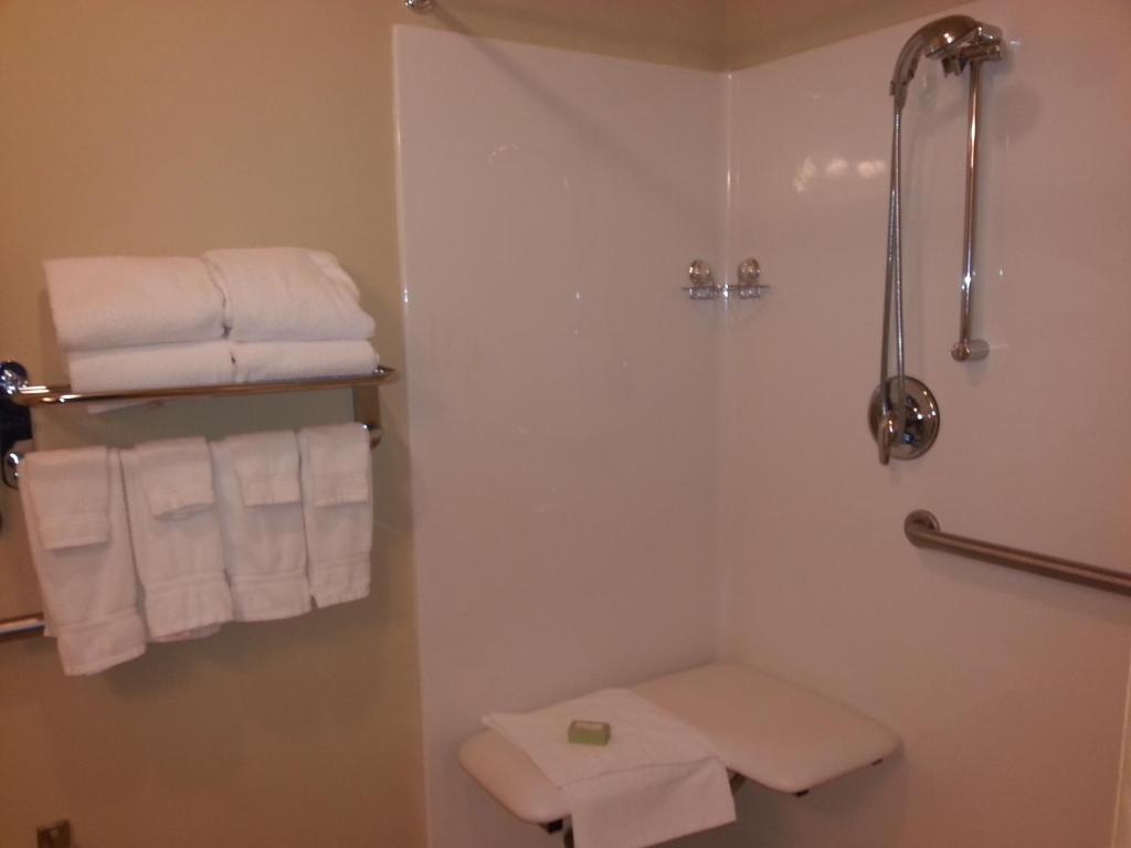 Cobblestone Inn & Suites - Bloomfield Exteriör bild