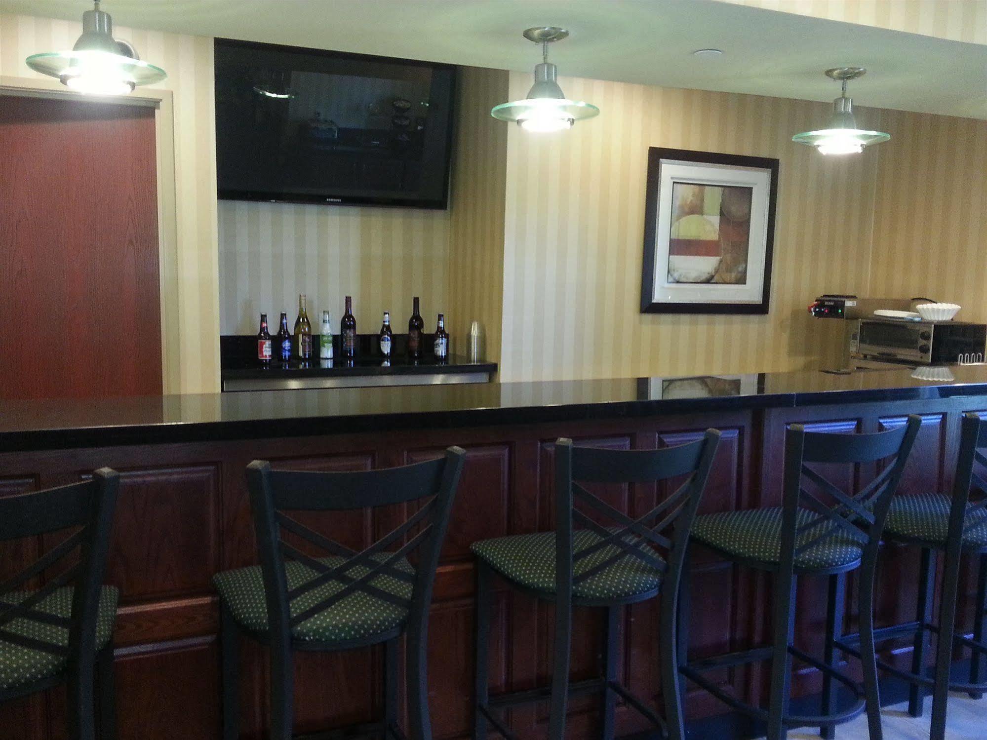 Cobblestone Inn & Suites - Bloomfield Exteriör bild